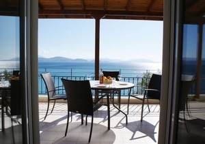 Sunrise 2 Apartment - Beautifully Located Air Conditioned Apartment Above Beach