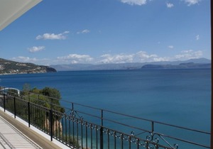 Sunrise 2 Apartment - Beautifully Located Air Conditioned Apartment Above Beach