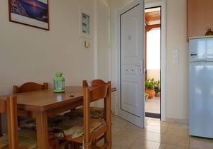 Sunrise 3 Apartment - Beautifully Located Air Conditioned 1 Bedroom Above Beach