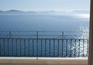 Sunrise 3 Apartment - Beautifully Located Air Conditioned 1 Bedroom Above Beach