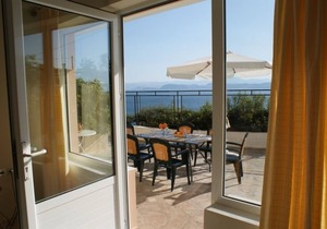 Sunrise 4 - Beautifully Located Air Conditioned Apartment Above Beach