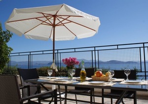 Sunrise 4 - Beautifully Located Air Conditioned Apartment Above Beach