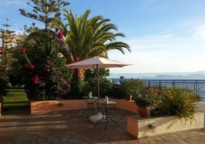 Sunrise 4 - Beautifully Located Air Conditioned Apartment Above Beach