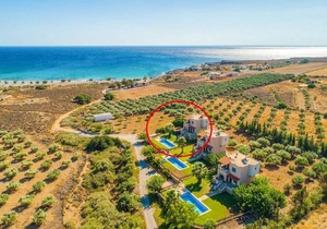 Theo Beach Villa: Large Private Pool, Walk to Beach, Sea Views, A/C, WiFi