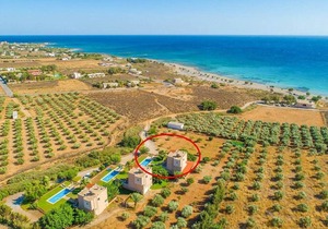 Theo Beach Villa: Large Private Pool, Walk to Beach, Sea Views, A/C, WiFi