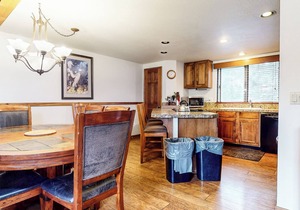 Updated Townhome with Gas Grill, Centrally Located. Pool On-site in Mammoth Lakes