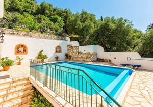 Villa Armandos: Large Private Pool, Walk to Beach, Sea Views, A/C, WiFi