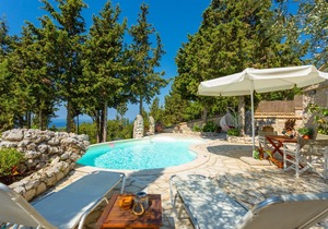 Villa Gallini: Large Private Pool, Walk to Beach, Sea Views, A/C, WiFi