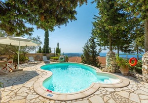 Villa Gallini: Large Private Pool, Walk to Beach, Sea Views, A/C, WiFi