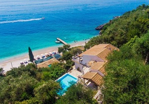 Villa Kerkyroula: Large Private Pool, Walk to Beach, Sea Views, A/C, WiFi