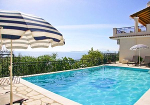 Villa Kerkyroula: Large Private Pool, Walk to Beach, Sea Views, A/C, WiFi