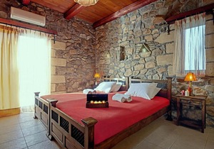 Villa Lefkothea is a luxury villa with its own pool overlooking the sea.