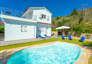 Villa Mia: Private Pool, Walk to Beach, A/C, WiFi, Car Not Required