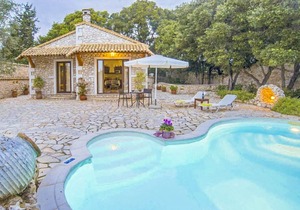 Villa Nionios: Large Private Pool, Walk to Beach, Sea Views, A/C, WiFi