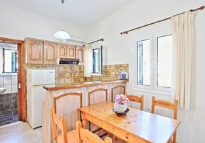 Zoulis Eleni: A traditional village apartment in Kalami, just a few steps away from the beach