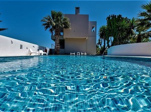 Xenos Villa Swimming The Sea | Zipari