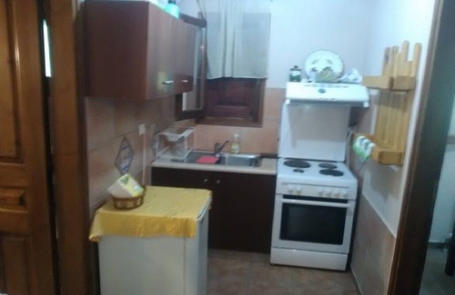 Kissos Apartment | ΟΙΚΟΓΕΝΕΙΑΚΟ ΔΙΑΜΕΡΙΣΜΑ ΜΕΣΑ ΣΤΟ ΔΑΣΟΣ ΚΑΙ ΔΙΠΛΑ ΣΕ ΚΑΤΑΠΛΗΚΤΙΚΕΣ ΠΑΡΑΛΙΕΣ