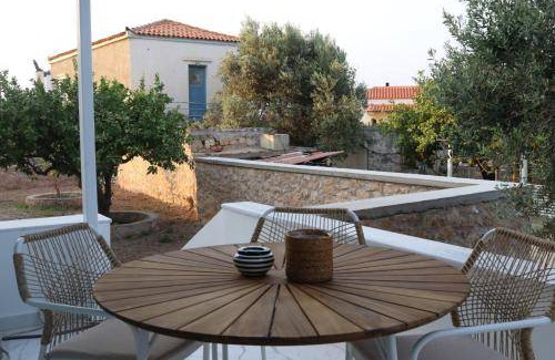 Milos House | 100 m² House ∙ 2 bedrooms ∙ 5 guests