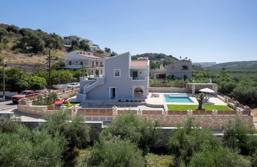 Achlades Villa | 140 m² Villa ∙ 4 bedrooms ∙ 10 guests