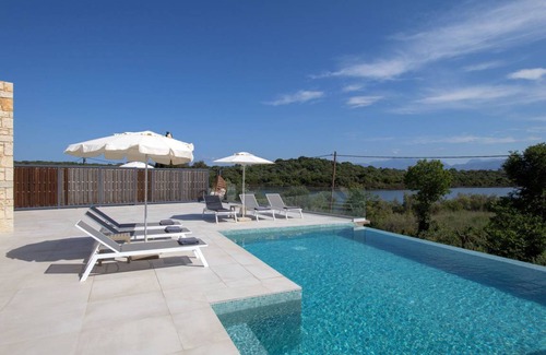 Petaleia Villa | 158 m² Villa ∙ 3 bedrooms ∙ 6 guests