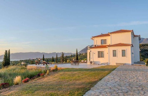 Kalamata Villa | 176 m² Villa ∙ 3 bedrooms ∙ 6 guests