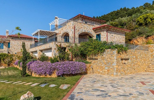 Glossa Villa | 180 m² Villa ∙ 4 bedrooms ∙ 8 guests