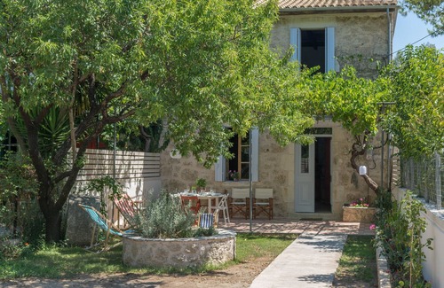 Nikiana House | 2-bedroom house, sleeps up to 8, private garden & parking, 70 m. from the beach