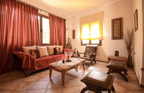 Finikia House | 200 m² House ∙ 3 bedrooms ∙ 6 guests