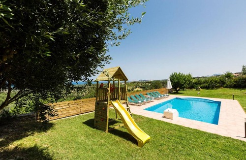 Agia Triada House | 200 m² House ∙ 4 bedrooms ∙ 9 guests