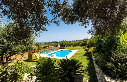 Agia Triada House | 200 m² House ∙ 4 bedrooms ∙ 9 guests