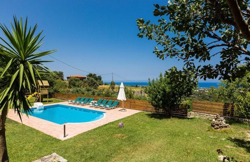 Agia Triada House | 200 m² House ∙ 4 bedrooms ∙ 9 guests
