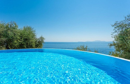 Katavolos Villa | 215 m² Villa ∙ 3 bedrooms ∙ 7 guests