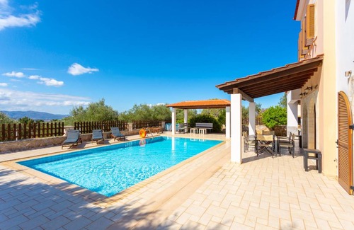 Kefalas Villa | 215 m² Villa ∙ 4 bedrooms ∙ 7 guests