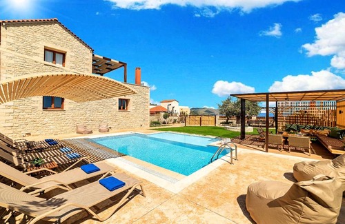 Kavallos House | 220 m² House ∙ 5 bedrooms ∙ 13 guests
