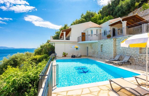 Katavolos Villa | 225 m² Villa ∙ 3 bedrooms ∙ 7 guests