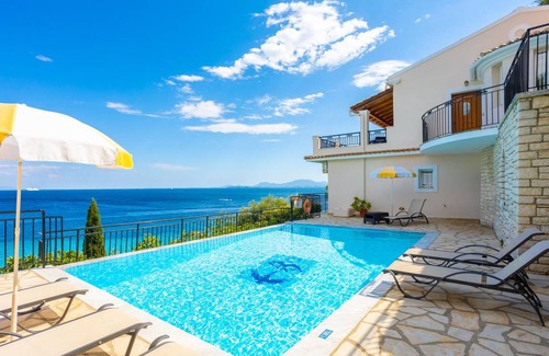 Katavolos Villa | 225 m² Villa ∙ 3 bedrooms ∙ 7 guests