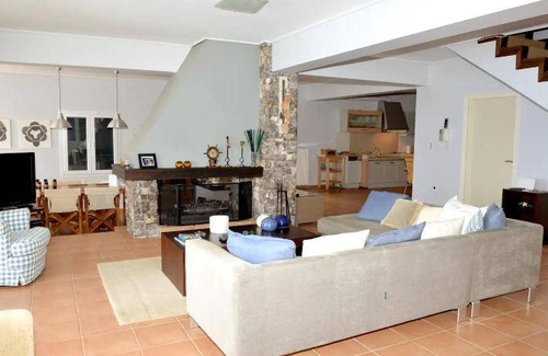 Theologos Villa | 230 m² Villa ∙ 4 bedrooms ∙ 12 guests