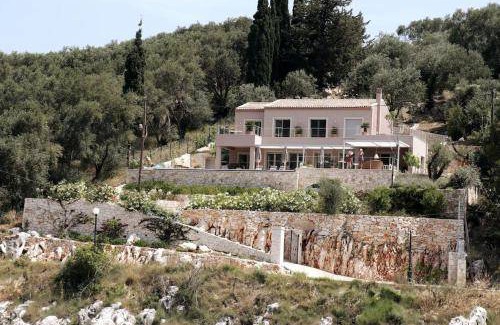 Kassiopi Villa | 249 m² Villa ∙ 4 bedrooms ∙ 7 guests