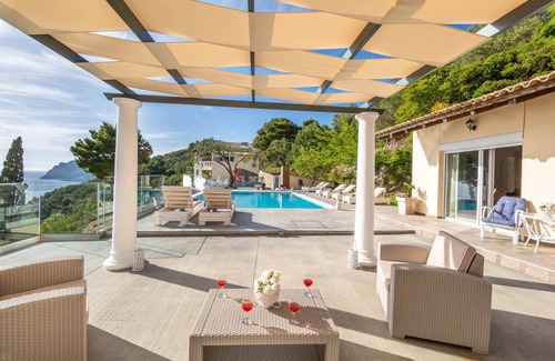 Sinarades Villa | 250 m² Villa ∙ 4 bedrooms ∙ 10 guests