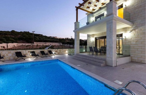 Almyrida Villa | 250 m² Villa ∙ 5 bedrooms ∙ 10 guests