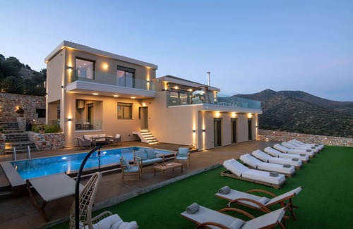 Agios Nikolaos House | 275 m² Farmhouse ∙ 5 bedrooms ∙ 10 guests
