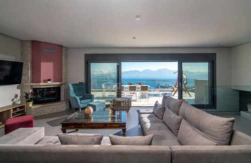 Agios Nikolaos House | 275 m² Farmhouse ∙ 5 bedrooms ∙ 10 guests