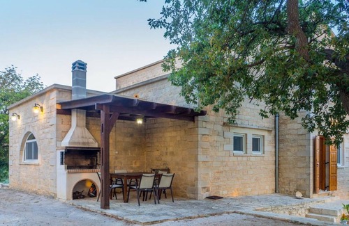 Monopari House | 280 m² House ∙ 3 bedrooms ∙ 7 guests