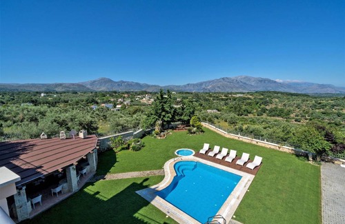 Kaloniktis House | 300 m² House ∙ 10 bedrooms ∙ 24 guests