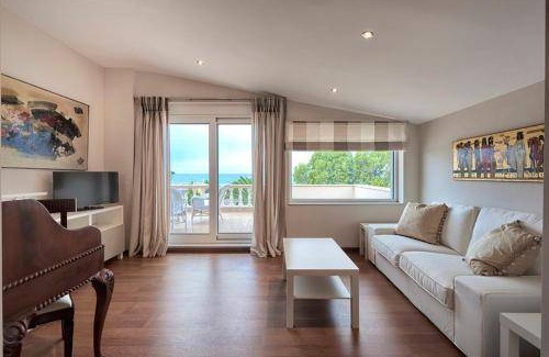 Saronikos Villa | 300 m² Villa ∙ 4 bedrooms ∙ 8 guests