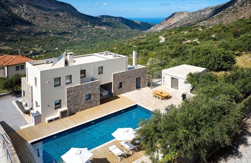 Vrachasi House | 315 m² House ∙ 5 bedrooms ∙ 10 guests