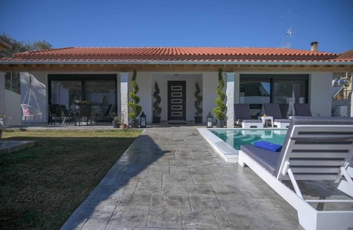 Notos Villa | 320 m² Villa ∙ 5 bedrooms ∙ 12 guests