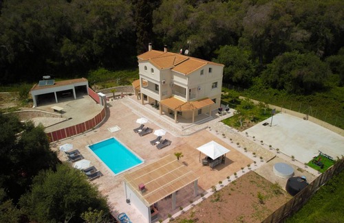 Kavos Villa | 350 m² Villa ∙ 4 bedrooms ∙ 8 guests