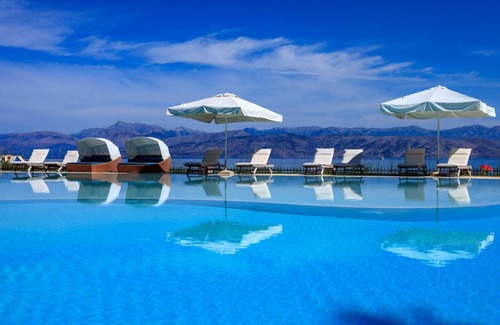 Apraos Villa | 357 m² Villa ∙ 8 bedrooms ∙ 18 guests