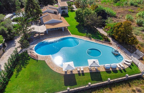 Apraos Villa | 357 m² Villa ∙ 8 bedrooms ∙ 18 guests